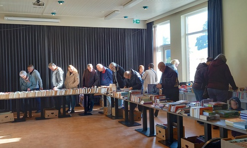 Boekenmarkt, fruitpers dag en rommelmarkt (?) in/bij dorpshuis De Tille