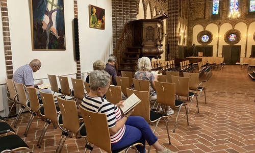 Samen lezen in stilte in Marktpleinkerk